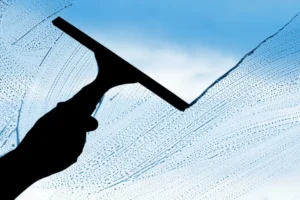 Come pulire i vetri senza lasciare aloni